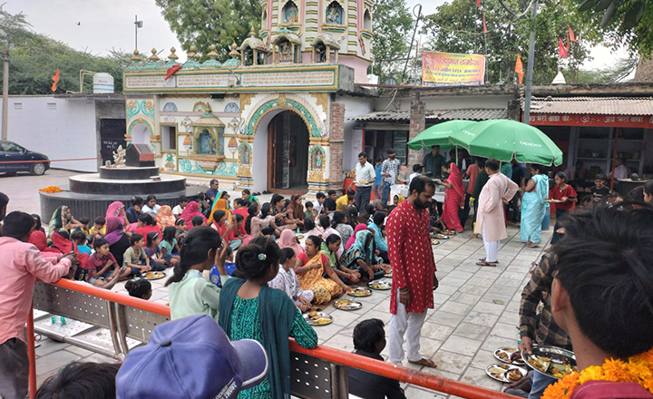 news-diwali-prasadam-noida04