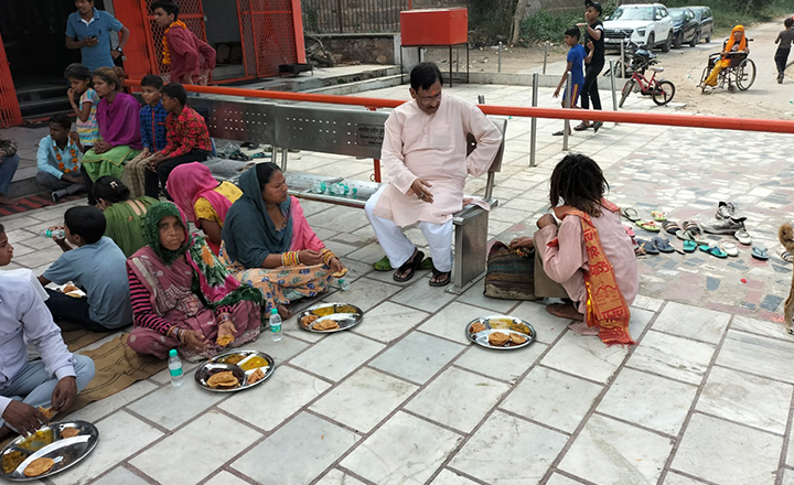 news-diwali-prasadam-noida05