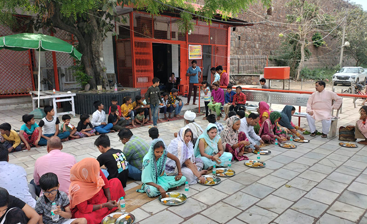 news-diwali-prasadam-noida06