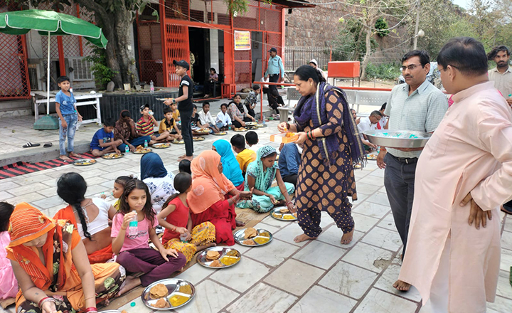 news-diwali-prasadam-noida08